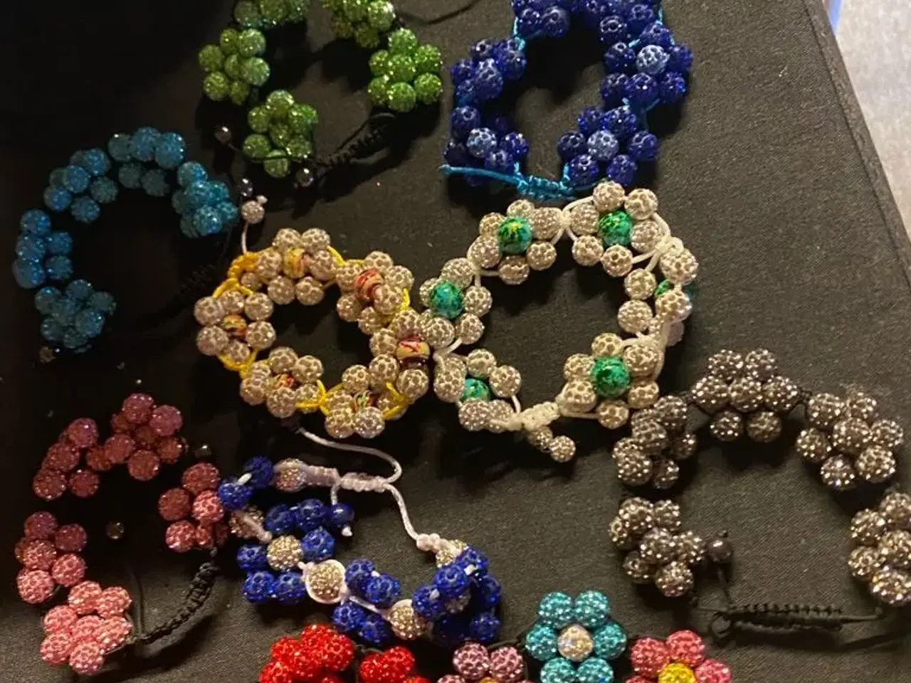 Billede 1 - Smukke nye knyttede blomsterarmbånd