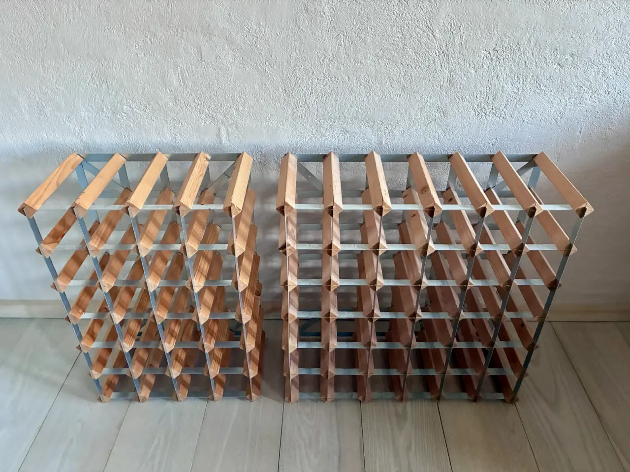 Billede 3 - Klassiske vinreoler i træ og metal – Perfekt stand