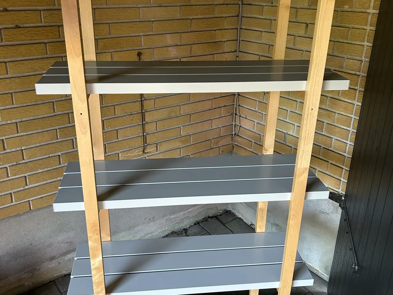 Billede 1 - Reol i træ og metal – 400 kr.