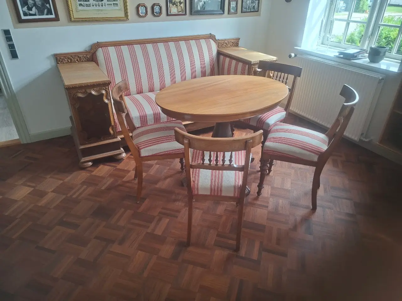 Billede 1 - Ovalt bord med 4 stole, samt 2 pers. sofa med side