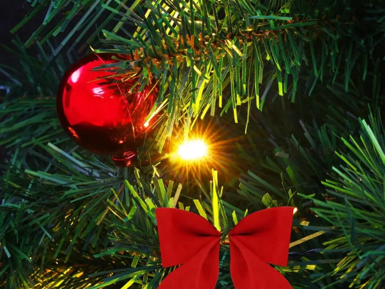 Billede 3 - Kunstigt juletræ med LED-lys og julekugler 64 cm - grøn