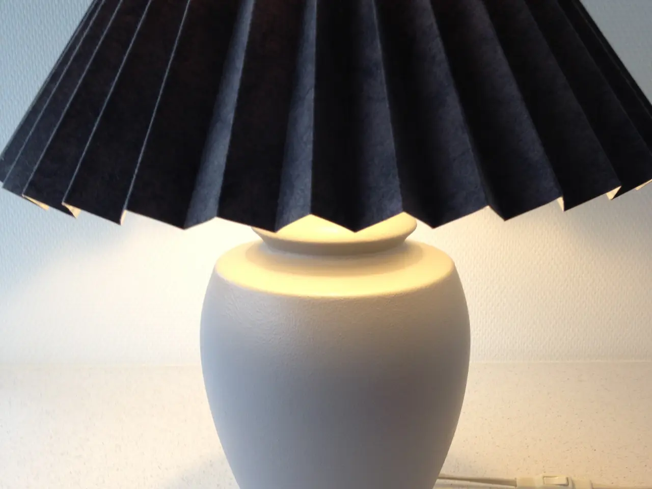 Billede 1 - Keramik Lampe Stor med Plisseret Skærm
