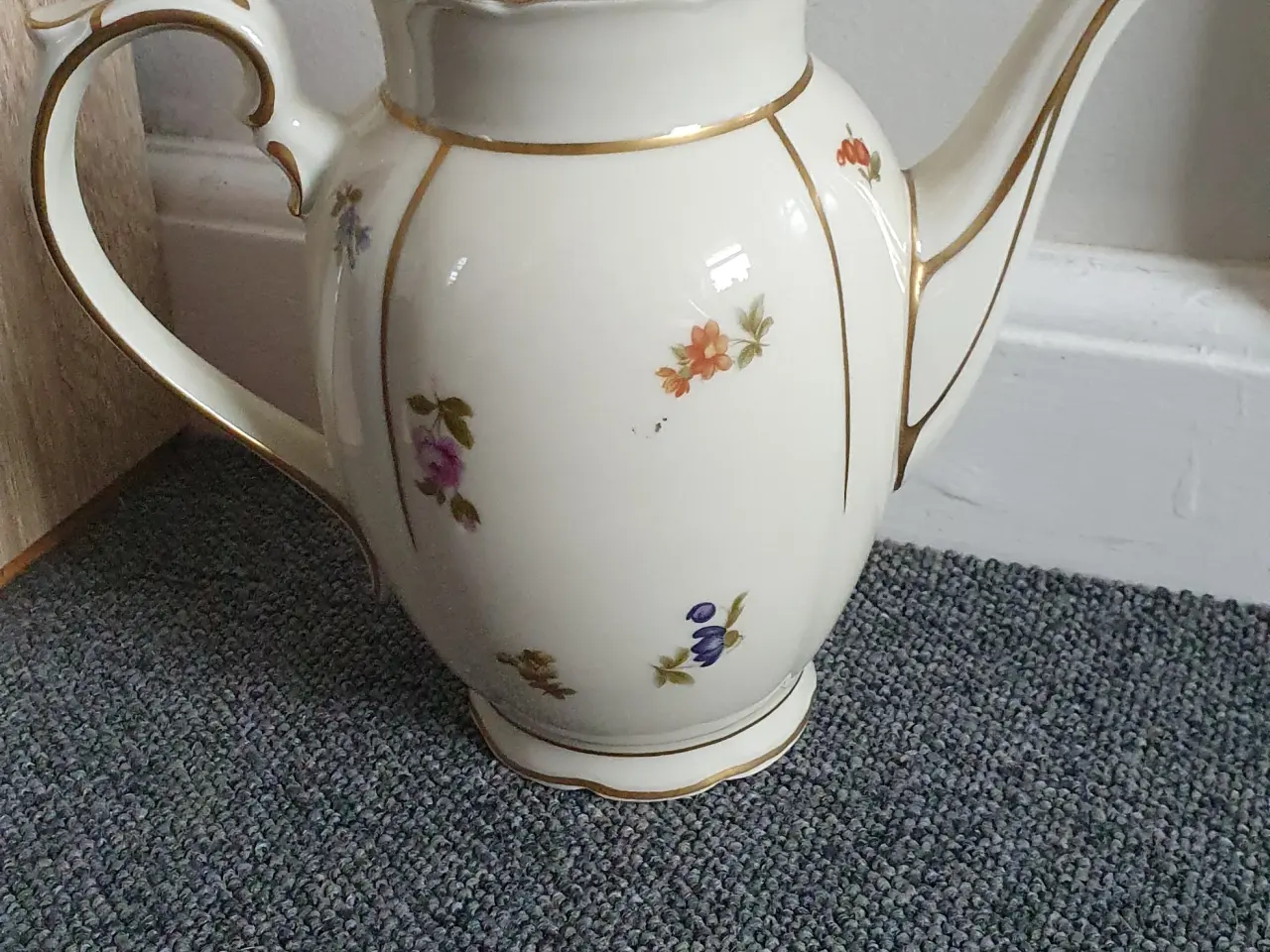 Billede 1 - Fajance/ porcelæn kaffekande