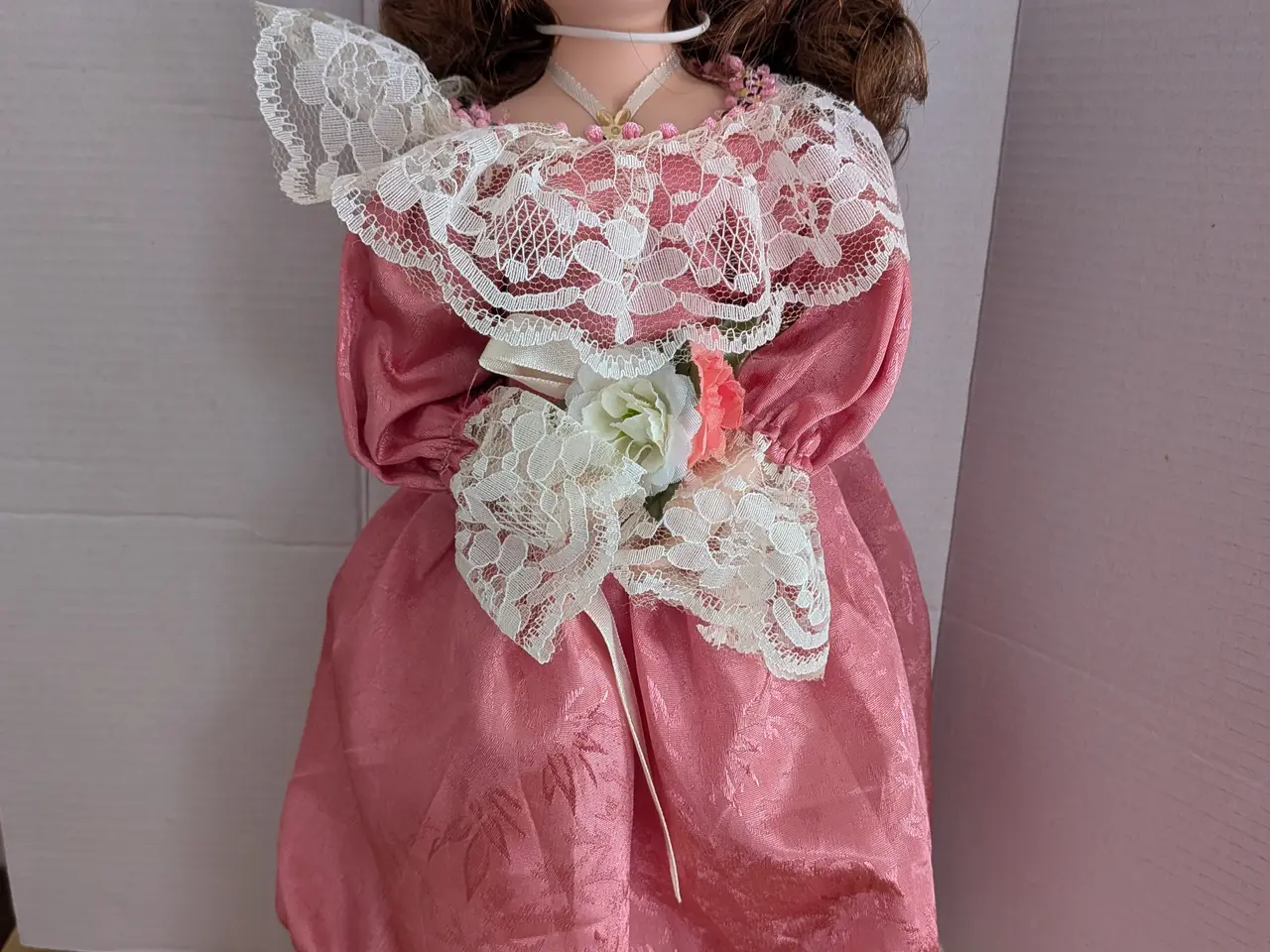 Billede 1 - DUKKE - HÅNDMALET - EGNSDRAGT - PORCELAIN 40 CM H