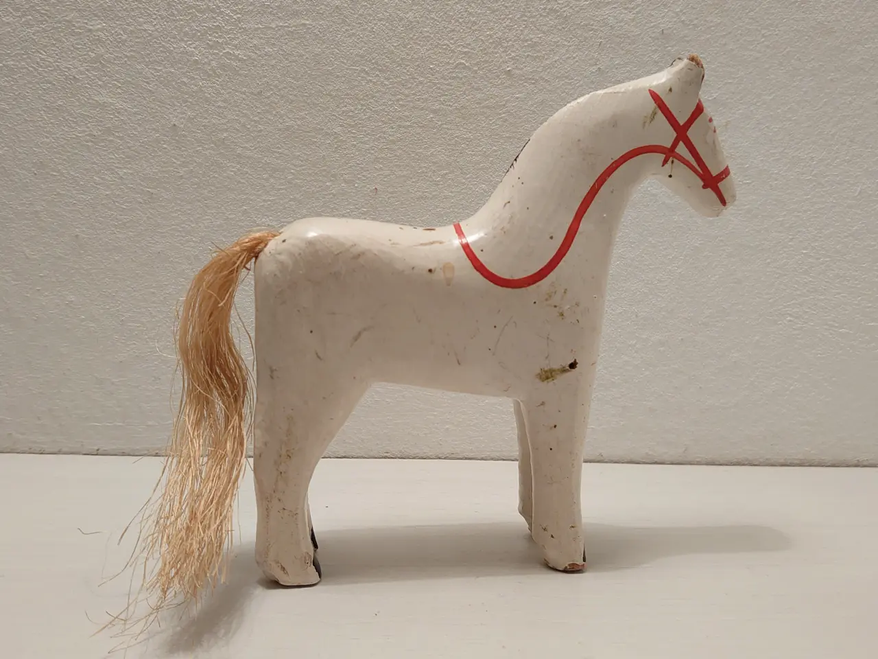 Billede 1 - Fængselslegetøj: Hvid hest, L 12,5 og H 14cm.