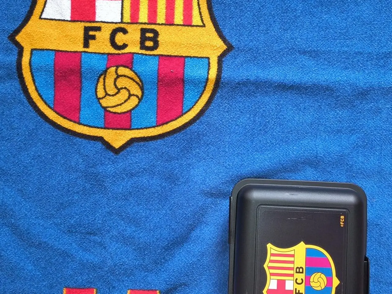 Billede 2 - FC BARCELONA BADEHÅNDKLÆDE OG NY FCB MADKASSE