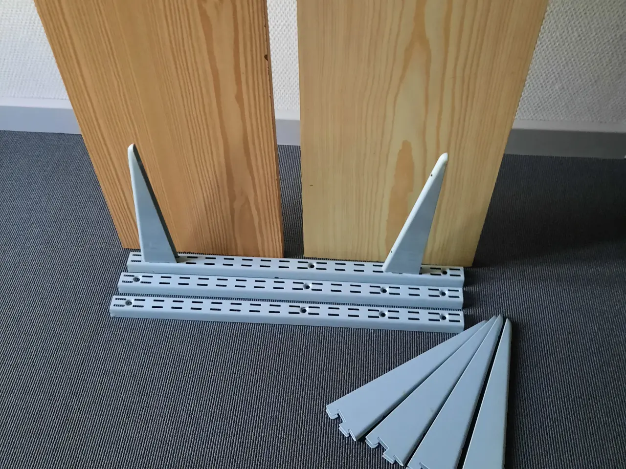 Billede 2 - 2  Melamin hyldeplader235x25x2 med 6 hyldebeslag