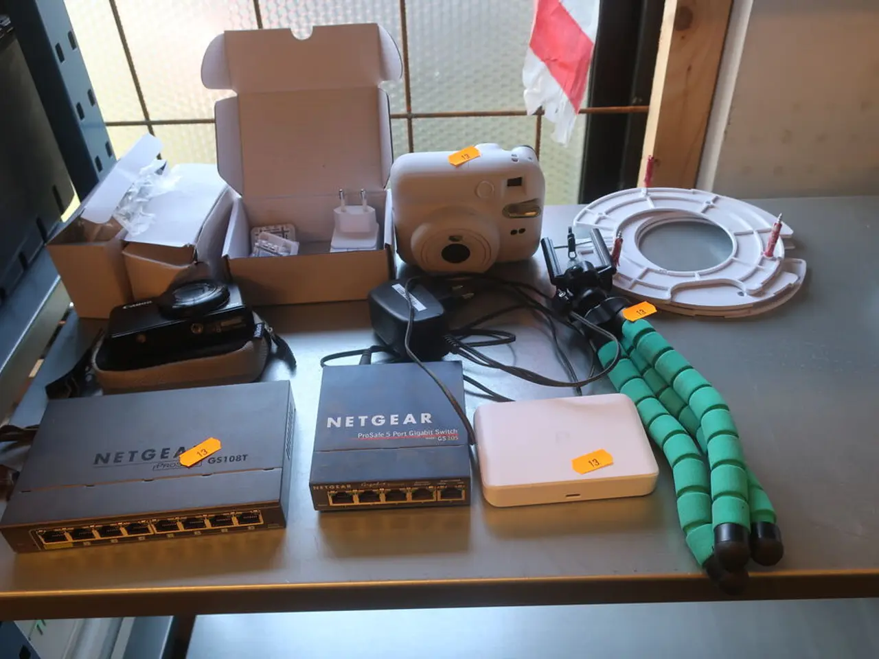 Billede 1 - Kamera, switch, ledninger m.m.