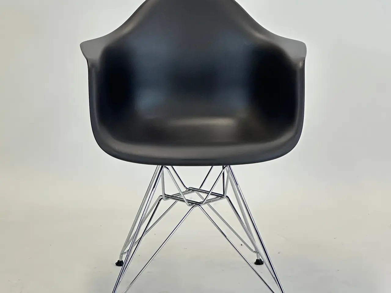 Billede 3 - Vitra Plastic Armchair DAR Stol – Sort Krom Stel