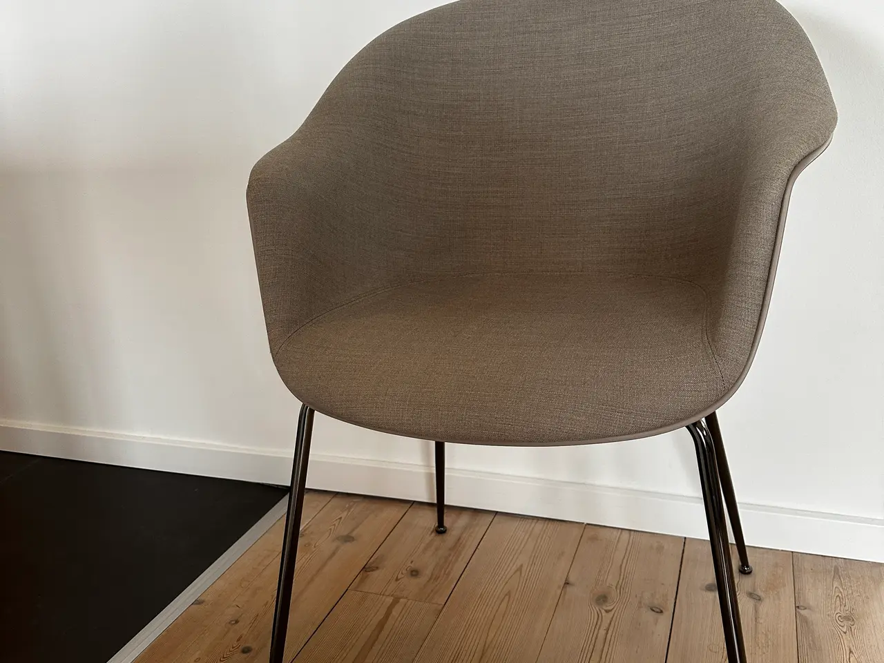 Billede 4 - 4xGubi Bat Dining Chairs