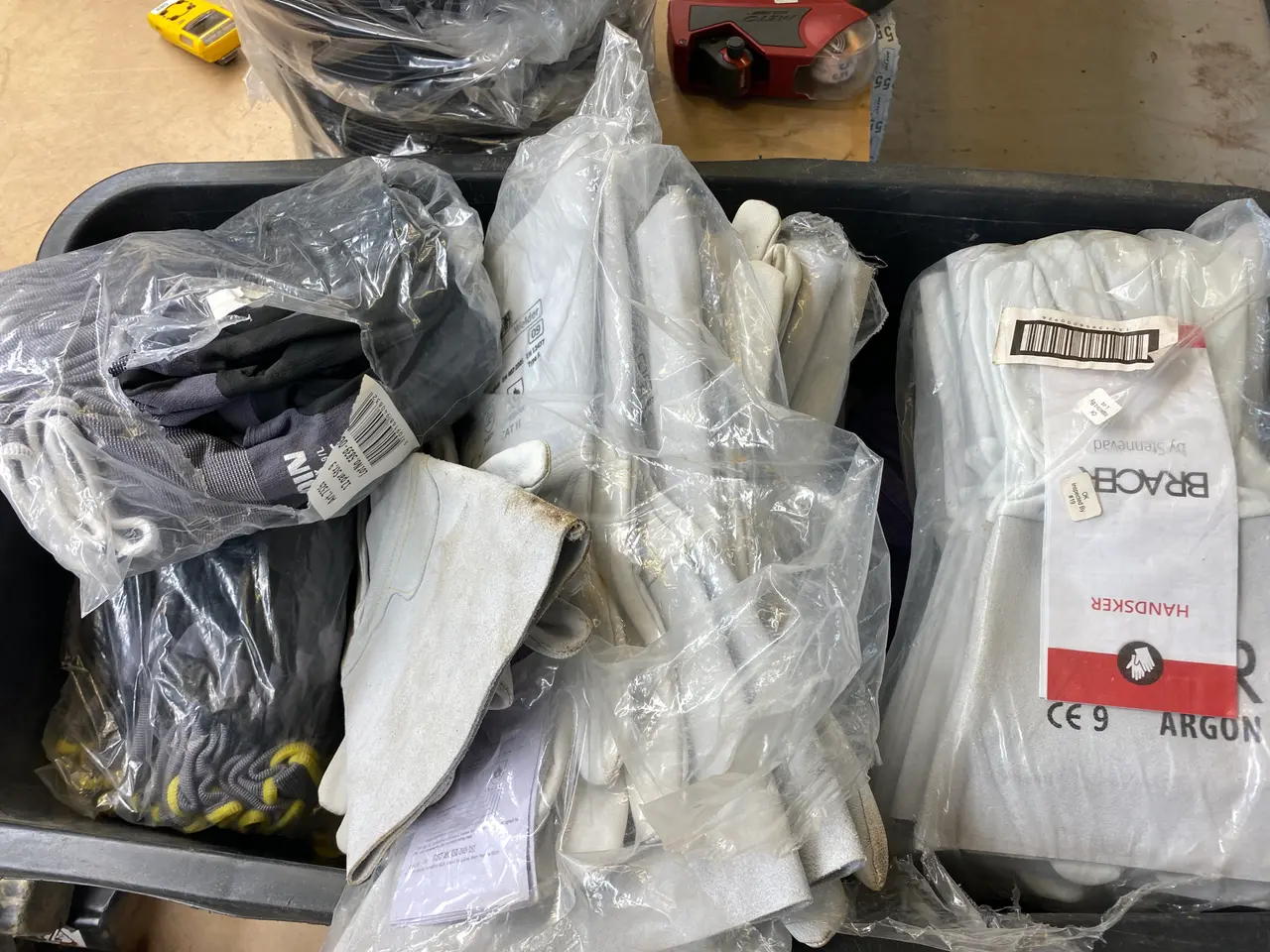 Billede 1 - Kasse med diverse handsker