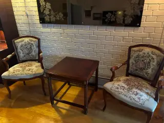 Rokokko armchairs med broderi og sidebord