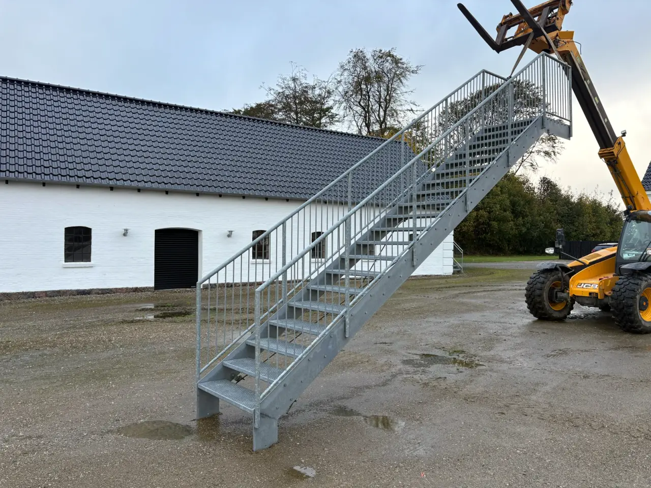 Billede 2 - Galvaniseret trappe med repos