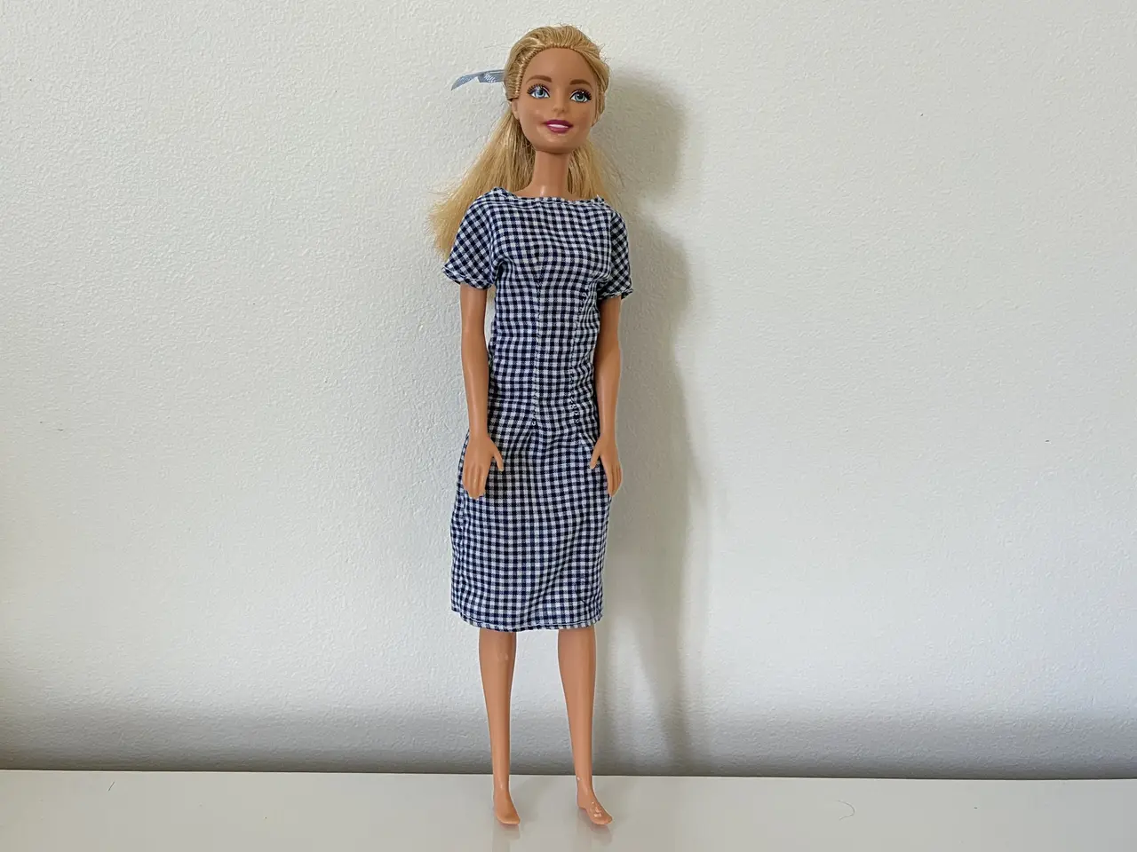 Billede 2 - Barbie dukke inkl. indkøbsvogn og køkkenbord