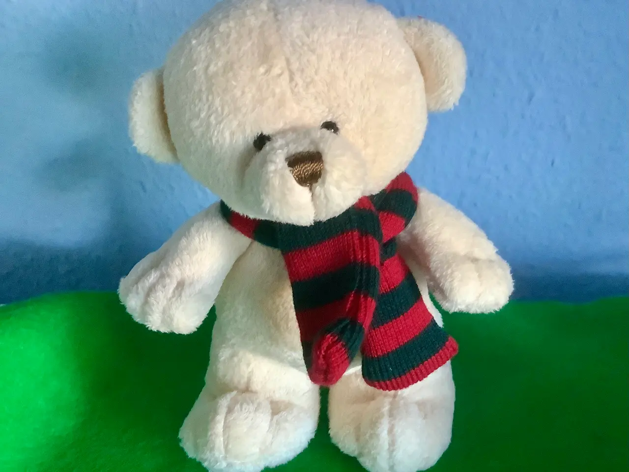 Billede 1 - Hvid bamse med halstørklæde.