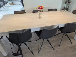 Spisebord i hvidolieret eg, inc skænk og vitrine
