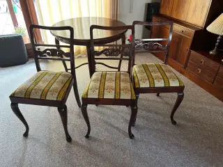 Mahognibord med tre stole år 1928