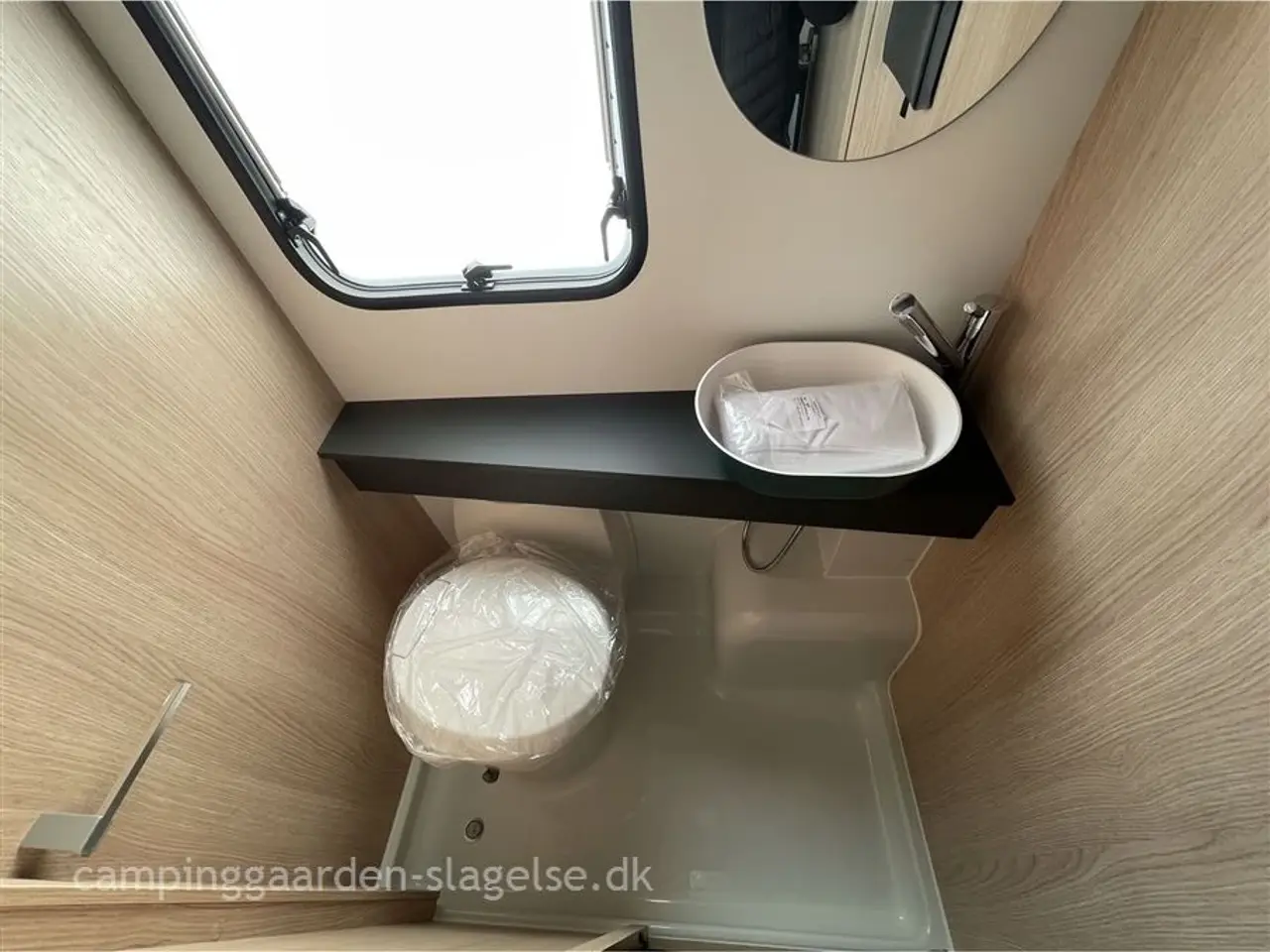 Billede 9 - 2026 - Adria Aviva Lite 360 DK Let, El-bilvenlig og Perfekt til Sommer – Adria Aviva Lite 360 DK Køjevogn