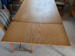 Spisebord i massiv eg.