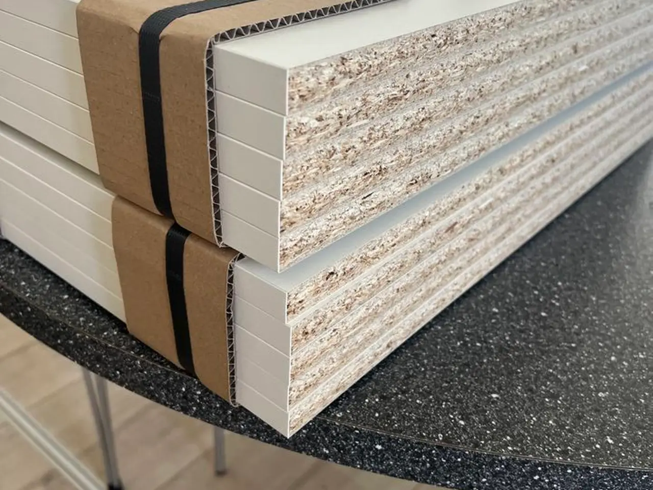 Billede 1 - 10 stk. Hylder med EKSTRA KRAFTIG hvid melamin overflade og med 0,6 mm ABS FORKANT.