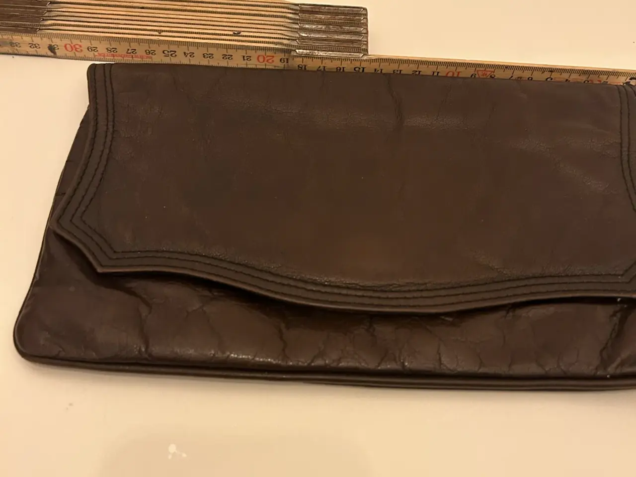 Billede 2 - Clutch i læder med ruskindsfoer