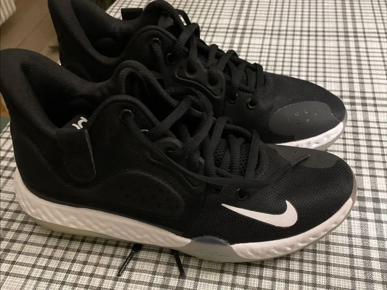 Billede 2 - Nike dame basketsko str 37,5.