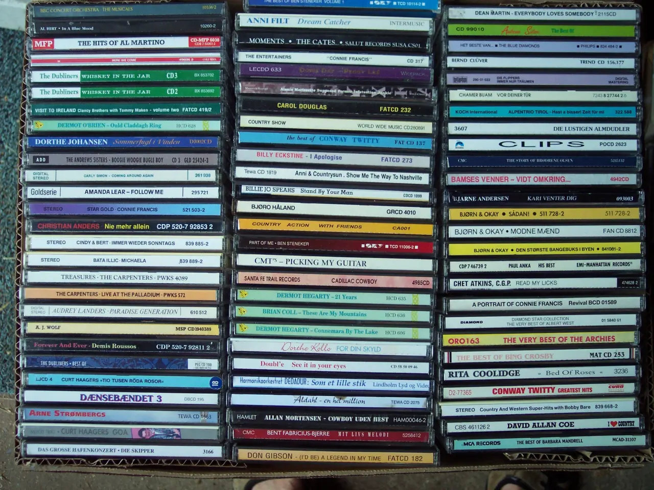 Billede 1 - 300 COUNTRY & FOLK CDer + andre genrer sælges………..
