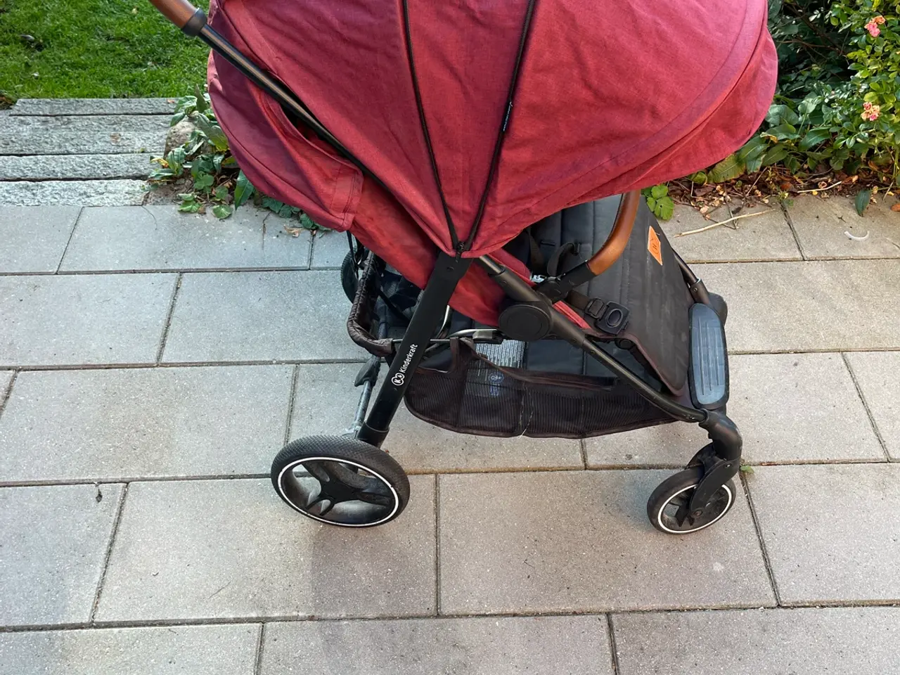 Billede 2 - Kinderkraft klapvogn rød med læderhåndtag