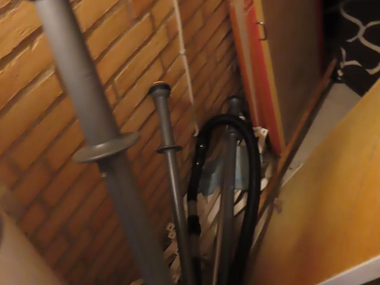 Billede 5 - Indhold i rum af diverse koste, støvsugere mv.