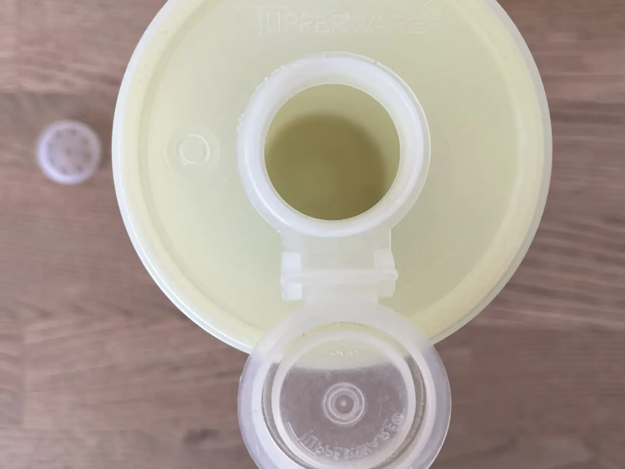 Billede 4 - Gul TUPPERWARE bøtte med låg og strø-indsats