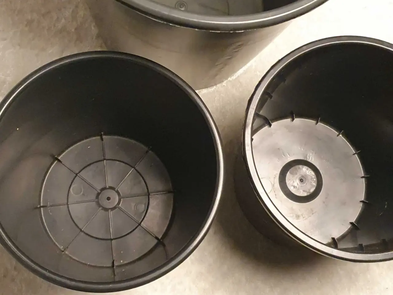 Billede 3 - Spande,  opbevaring i sort plast 