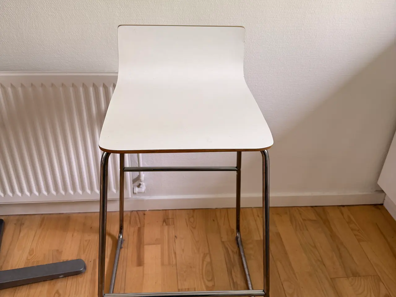 Billede 2 - Bar bord/ høj bord med stole 