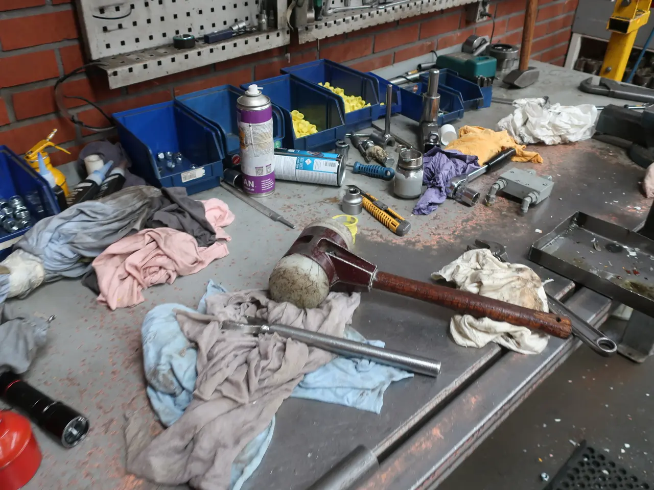 Billede 4 - Arbejdsbord med indhold