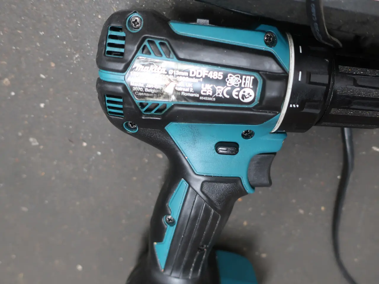 Billede 4 - Skruemaskine samt lader og 2 stk. batterier MAKITA