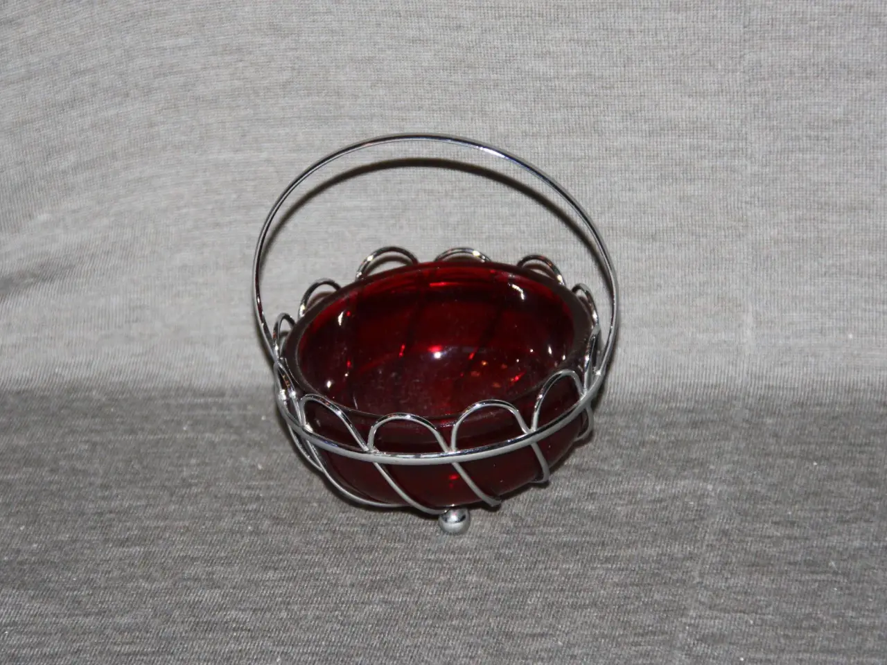 Billede 2 - Skål i rød glas 10,5 cm højde 13,5 cm