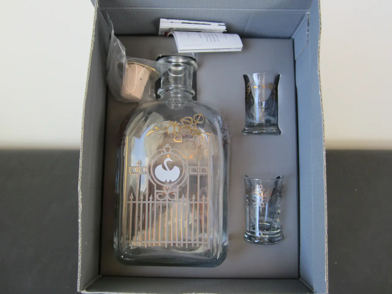 Billede 2 - 2007 Holmegaard juleflaske med 2 glas i gaveæske.