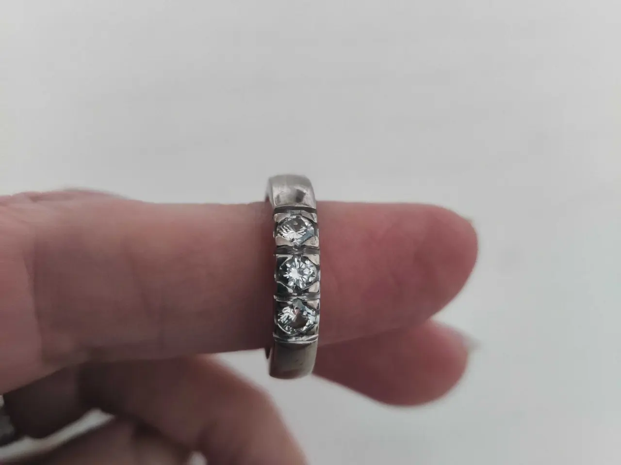 Billede 1 - Alliancering 14K hvidguld, 8g, 3 brillanter 0.48ct