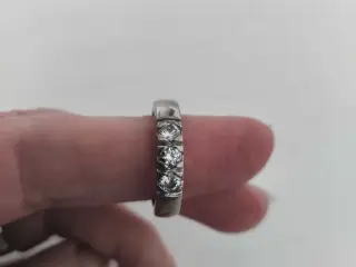 Alliancering 14K hvidguld, 8g, 3 brillanter 0.48ct