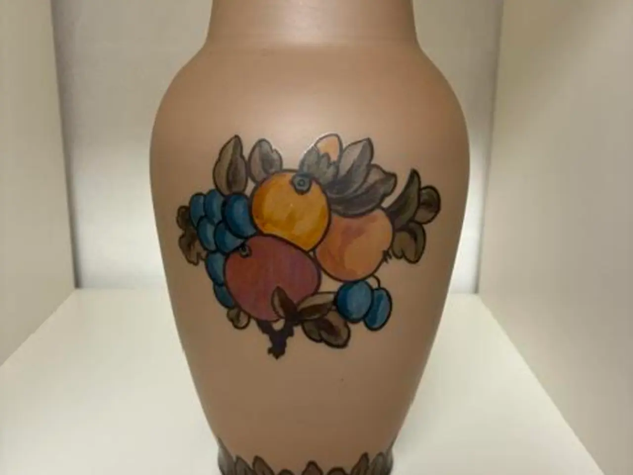 Billede 3 - Vase fra Hjorth med 3 frugtmotiver 26,5 cm