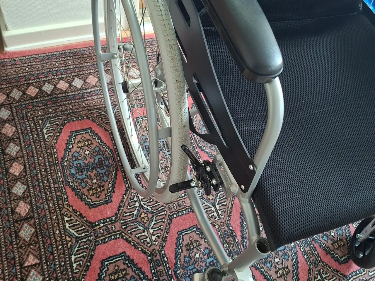 Billede 3 - Ultralet kørestol 9.6 kg og ergonomisk siddepude.