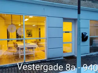 Nyrenoveret lejemål med central beliggenhed