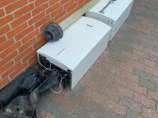Gasfyr og varmvandsbeholder