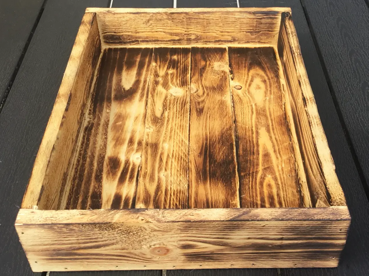 Billede 4 - Overflade brændt bakke i genbrugstræ 40 x 30