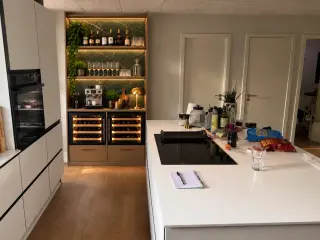 Vin & kaffeskab 