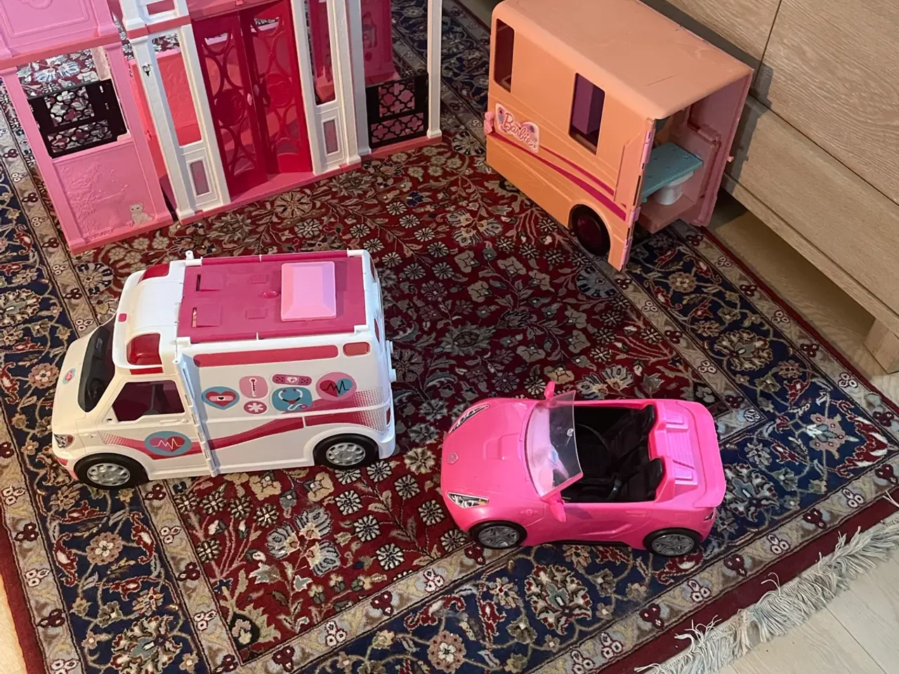 Billede 4 - Barbie bus biler og dukker