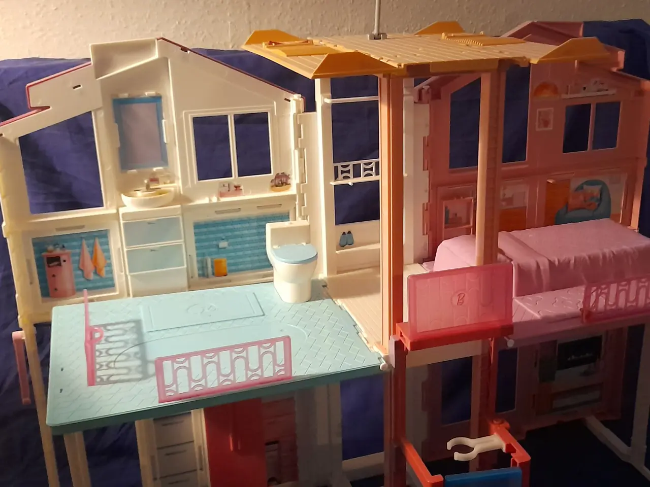 Billede 1 - Foldbar Barbie dukkehus med elevator.
