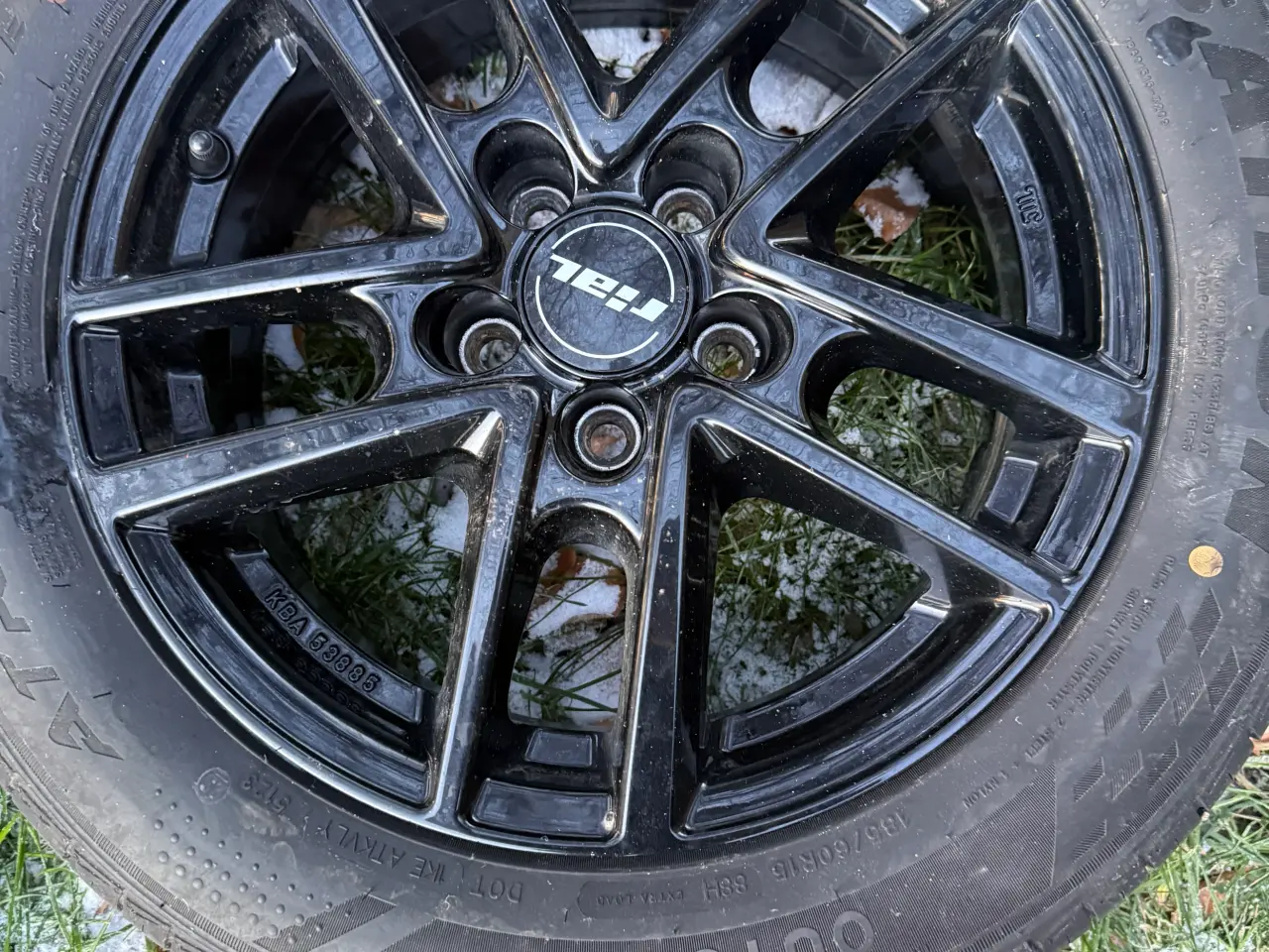 Billede 1 - 15” sorte alufælge med dæk – VW Polo – Næsten som 