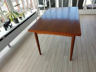 Spisebord i teaktræ