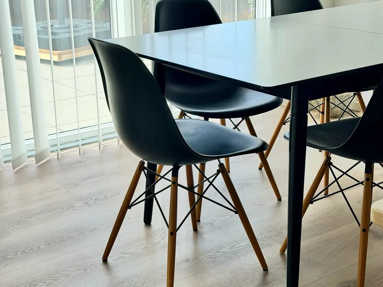 Billede 1 - Vitra Eames spisebordsstole DSW sort plast med træ