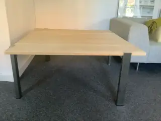 Sæbebehandlet bøg. Stål ben